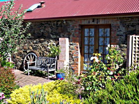 Evandale Stables Accommodation - Darwin Holiday 0