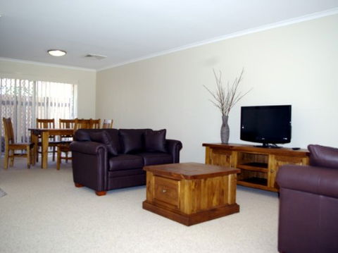 Fairways Bed And Breakfast At Jerilderie - Darwin Holiday 2