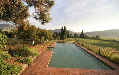 A Church And Homestead In Mudgee - Darwin Holiday 5