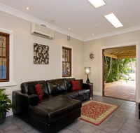 Swan Inn Bed and Breakfast - Darwin Holiday
