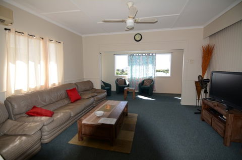 AMELIA STREET GLADSTONE 5 BEDROOMS - Darwin Holiday 0