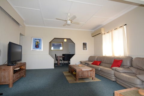 AMELIA STREET GLADSTONE 5 BEDROOMS - Darwin Holiday 1