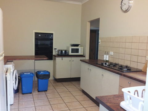 AMELIA STREET GLADSTONE 5 BEDROOMS - Darwin Holiday 3