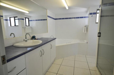 Roydon Beachfront Holiday Apartments - Darwin Holiday 11