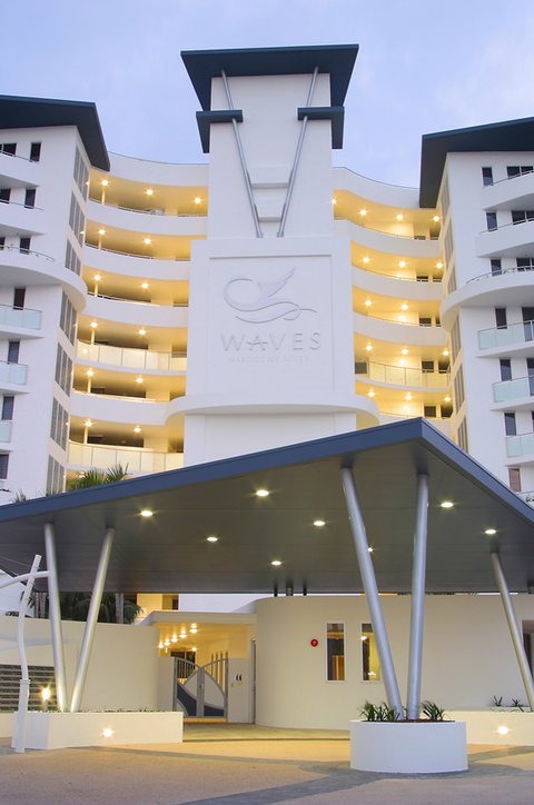 Waves Maroochy River - Darwin Holiday 0