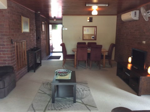 Cleveland Visitor Villas Motel & Shailer Park Garden Villas - Darwin Holiday 8