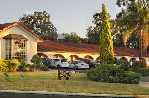 McNevins Warwick Motel & Gunyah Restaurant - Darwin Holiday 0