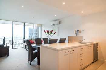 AKOM Docklands - Darwin Holiday 37