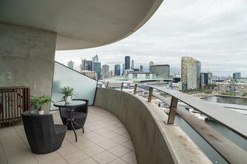 AKOM Docklands - Darwin Holiday 39