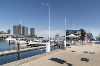 AKOM Docklands - Darwin Holiday 56