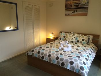 Australian Home Away Doncaster Elgar 2 - Darwin Holiday 2