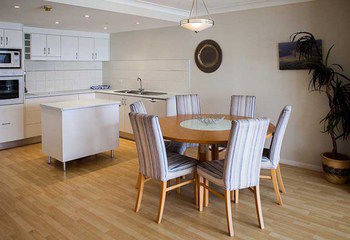 Elouera Tower Beachfront Apartments - Darwin Holiday 24