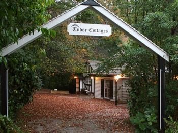 Tudor Cottages Mt Dandenong - Darwin Holiday 4