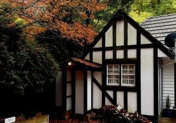 Tudor Cottages Mt Dandenong - Darwin Holiday 23