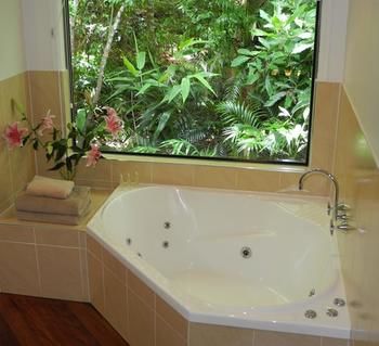 Montville Grove Romantic Cottages - Darwin Holiday 4