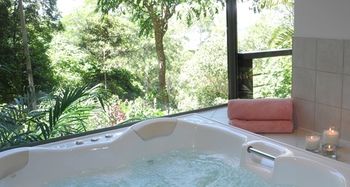 Montville Grove Romantic Cottages - Darwin Holiday 7