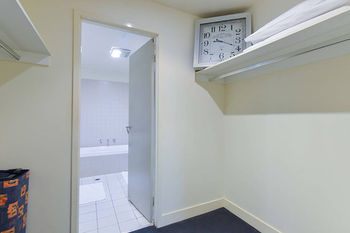 Anchor On Little Collins - Darwin Holiday 0