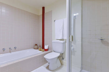 Anchor On Little Collins - Darwin Holiday 3