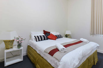 Anchor On Little Collins - Darwin Holiday 9