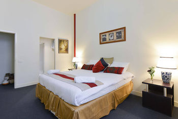 Anchor On Little Collins - Darwin Holiday 10