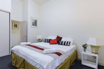 Anchor On Little Collins - Darwin Holiday 16