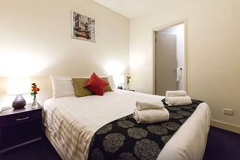 Anchor On Little Collins - Darwin Holiday 20