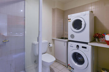 Anchor On Little Collins - Darwin Holiday 22