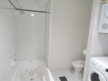 Anchor On Little Collins - Darwin Holiday 48