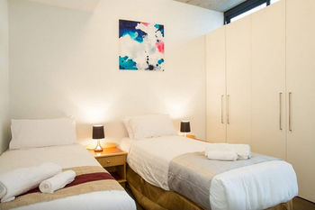 Anchor On Collins Sapphire - Darwin Holiday 25