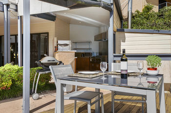 Top Of The Hill - Darwin Holiday 16