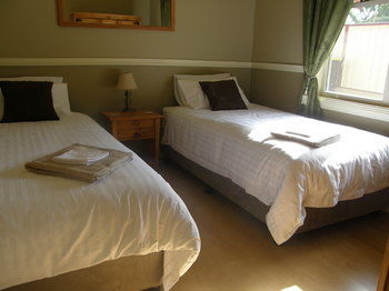 37 Queen Gloucester - Darwin Holiday 9