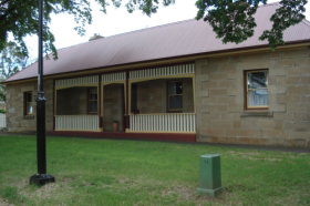 Christopher Hall's Colonial Accommodation - Darwin Holiday 1