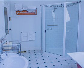 Duck House - The, - Darwin Holiday 3