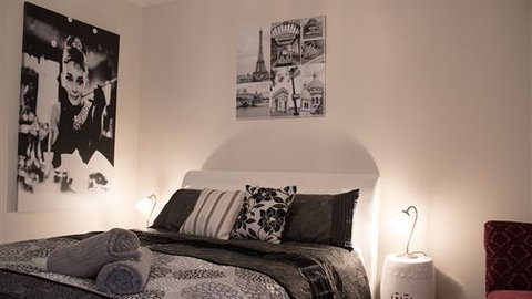 The Silver Wren - Darwin Holiday 1