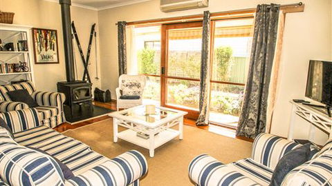 Bright Country Home - Darwin Holiday 2