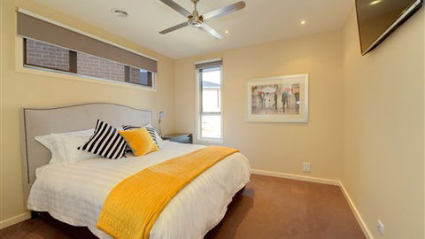 Canadian Lakehouse - Darwin Holiday 1