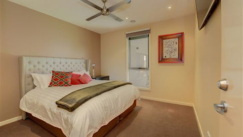 Canadian Lakehouse - Darwin Holiday 2