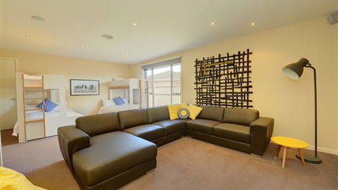 Canadian Lakehouse - Darwin Holiday 4