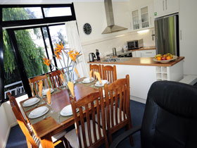 Boats And Bedzzz - The Murray Dream Self-contained Moored Houseboat - Darwin Holiday 1