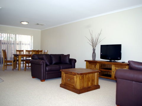 Fairways Bed & Breakfast At Jerilderie - Darwin Holiday 2