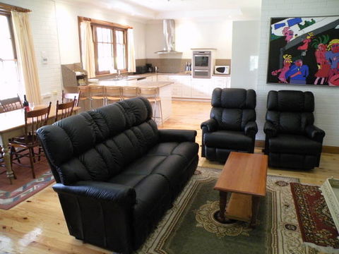 Pinkerton Hill (Naracoorte Cottages) - Darwin Holiday 0