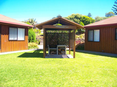 Whispering Pines - Darwin Holiday 2