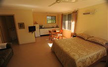Ned's Bed Horse And Dog-Otel - Clybucca - Darwin Holiday 0
