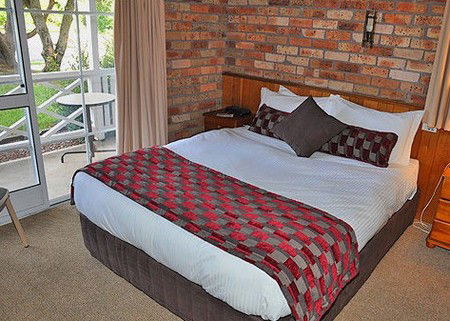 Log Cabin - Darwin Holiday 1