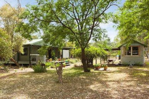 Red Tractor Retreat - Darwin Holiday 1