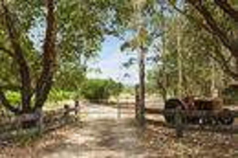 Red Tractor Retreat - Darwin Holiday 2