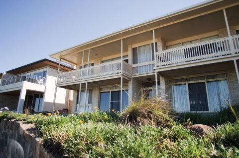 The Dolphins 1 - Darwin Holiday 0