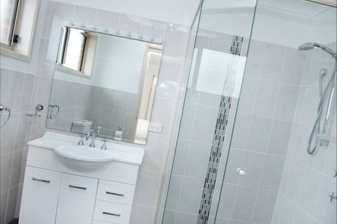 Seaglass - Darwin Holiday 24