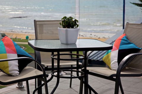 Penguin Beachfront Apartments - Darwin Holiday 6