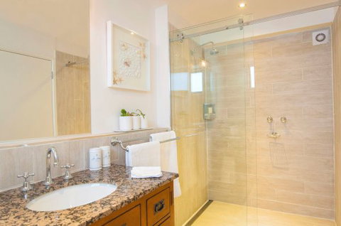 Buoys On Queens - Darwin Holiday 7